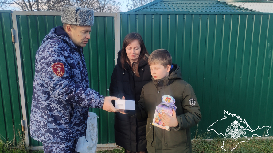 В рамках всероссийской благотворительной акции «Ёлка желаний» росгвардейцы исполнили желание ребёнка