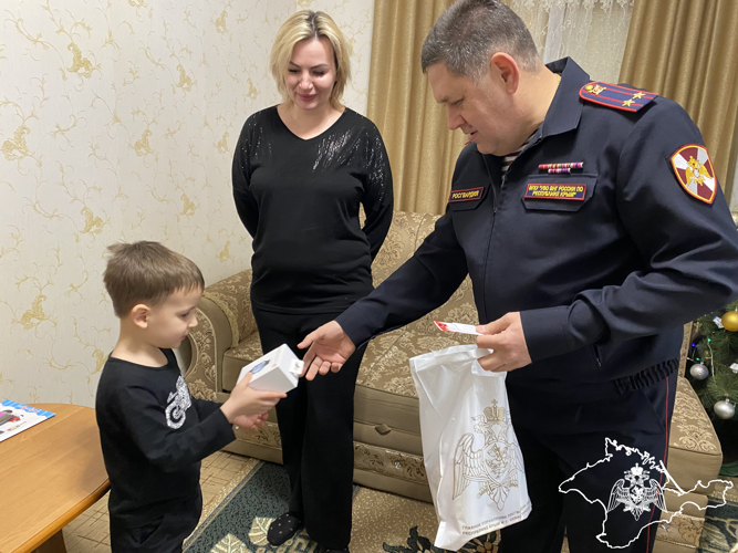 Дед Мороз специального назначения поздравил детей росгвардейцев Крыма
