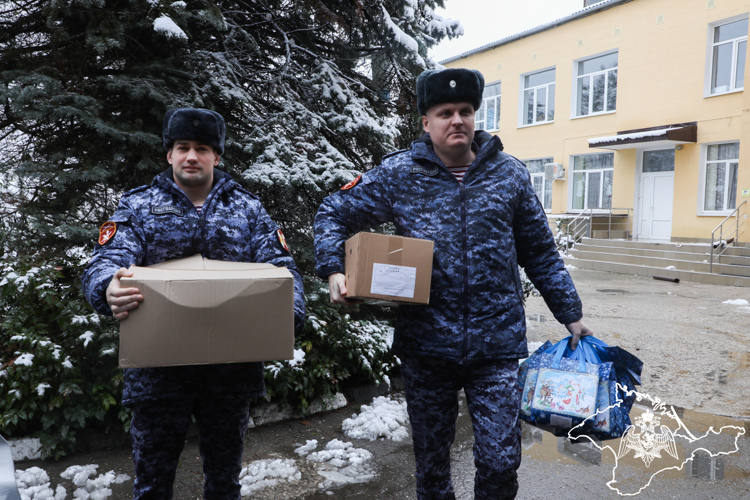 Представители Росгвардии навестили воспитанников подшефного дома ребенка в Симферополе
