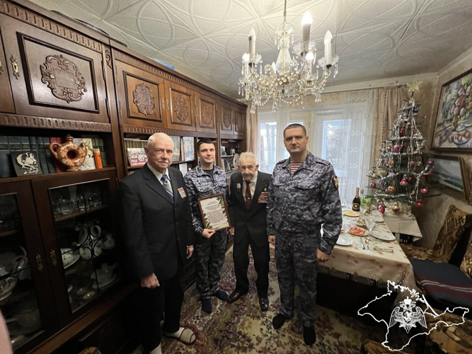 В Крыму росгвардейцы поздравили с новогодними праздниками ветеранов Великой Отечественной войны