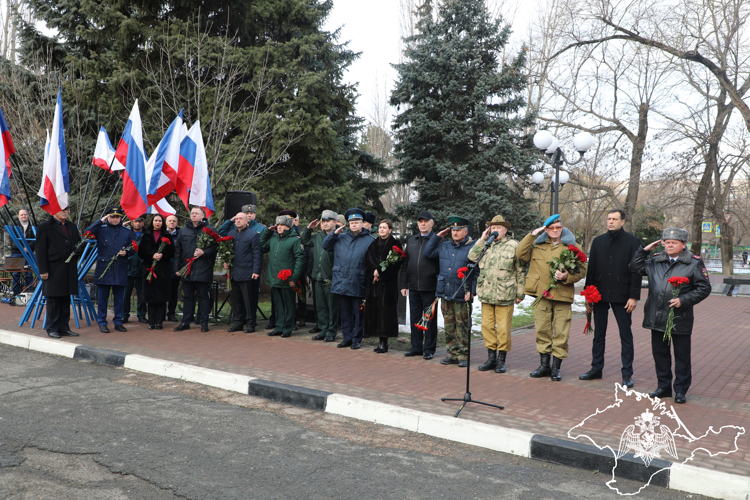 Росгвардейцы в Крыму и Севастополе почтили память россиян, исполнявших воинский долг за пределами Отечества