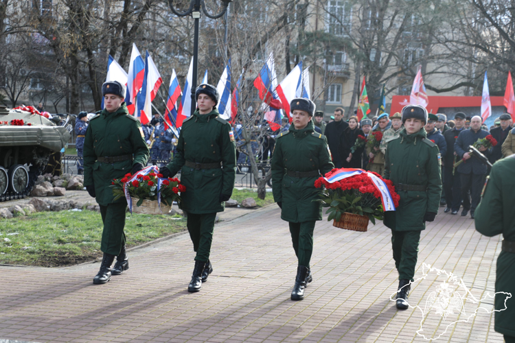 Росгвардейцы в Крыму и Севастополе почтили память россиян, исполнявших воинский долг за пределами Отечества