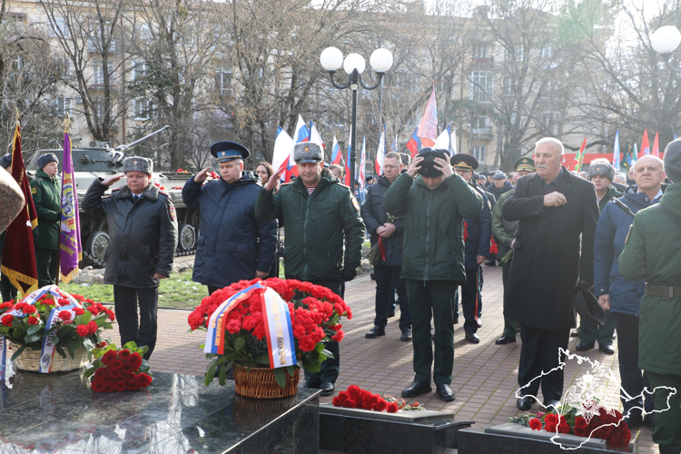 Росгвардейцы в Крыму и Севастополе почтили память россиян, исполнявших воинский долг за пределами Отечества