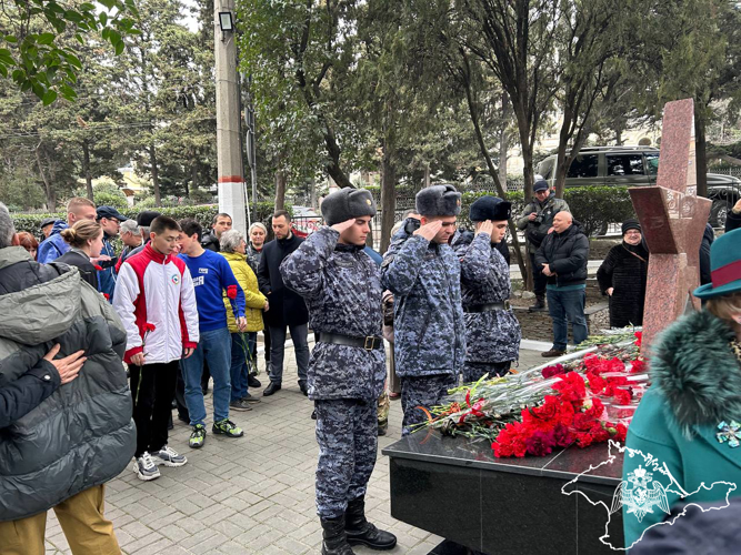 В Ялте росгвардейцы почтили память погибших воинов-интернационалистов