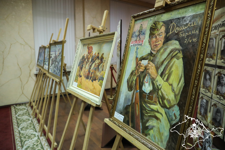 Представители Росгвардии провели выставку работ ветерана Великой Отечественной войны Нинеля Солопова