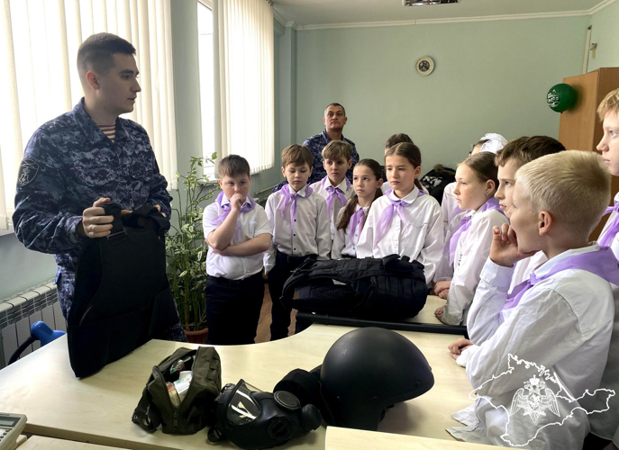В Симферополе сотрудники крымской вневедомственной охраны Росгвардии провели День открытых дверей для школьников