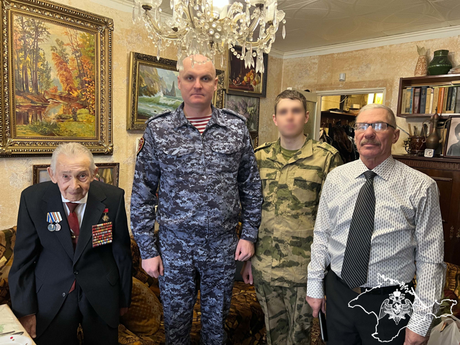 В Крыму росгвардейцы поздравили ветерана Великой Отечественной войны с Днем защитника Отечества