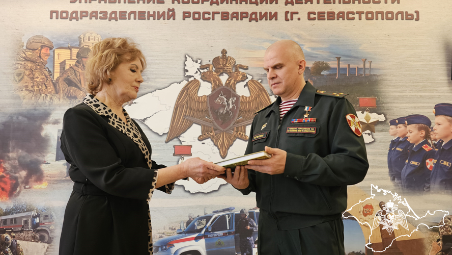 Книгу легендарного комбата Победы подарила его дочь представителю Росгвардии в Севастополе
