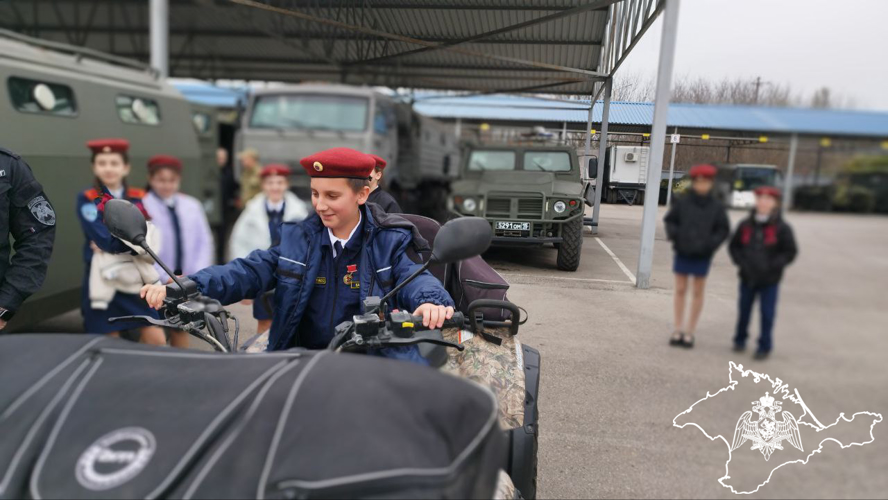 В Симферополе подшефные Росгвардии побывали в подразделении ОМОН «Беркут»