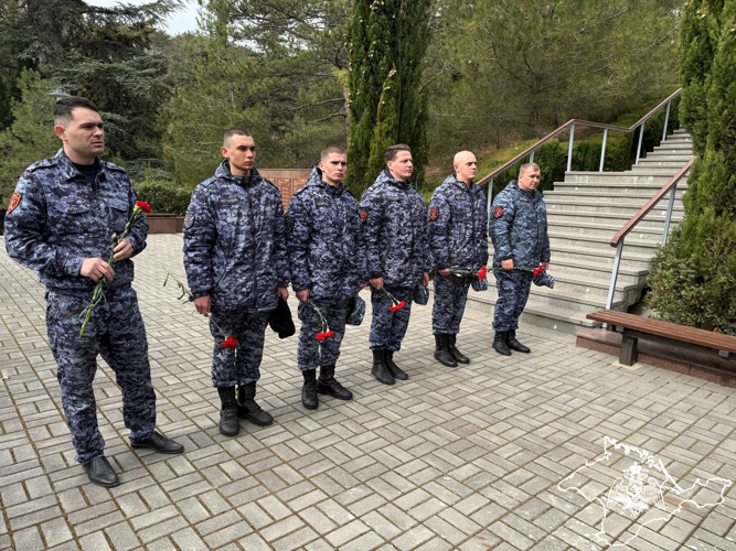 Ялтинские росгвардейцы почтили память героев Специальной военной операции в День войск национальной гвардии России