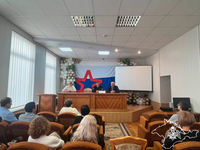 Спецназовец Росгвардии провел патриотическую лекцию для сотрудников Службы финансового надзора Крыма