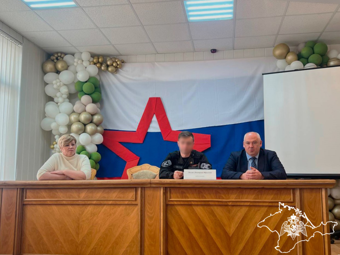 Спецназовец Росгвардии провел патриотическую лекцию для сотрудников Службы финансового надзора Крыма