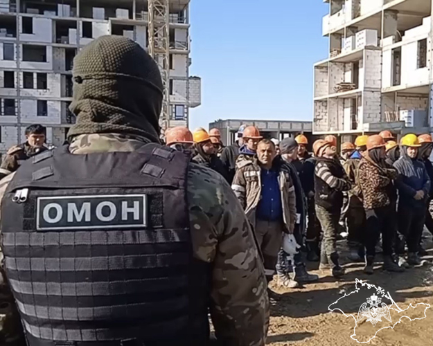 При силовой поддержке Росгвардии Крыма пресечена противоправная деятельность по незаконному пребыванию мигрантов в России (видео)