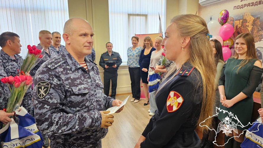 В Крыму и Севастополе росгвардейцы поздравили сотрудниц и военнослужащих с Международным женским днем