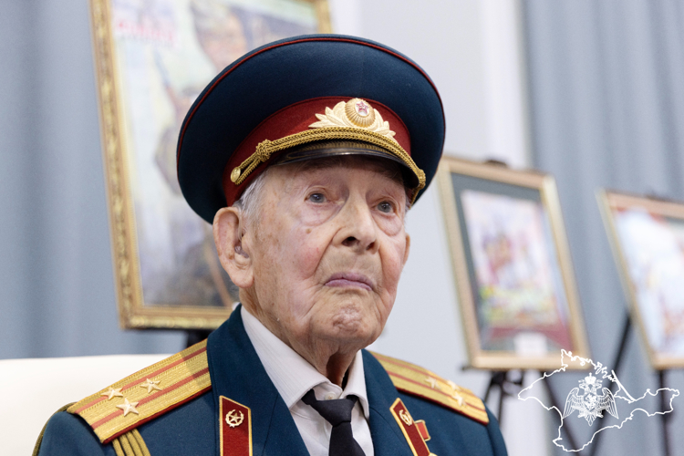 Росгвардейцы приняли участие в открытии выставки картин подшефного ветерана Великой Отечественной войны