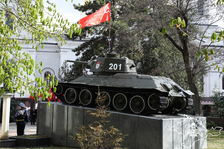 Военнослужащие Росгвардии и жители Симферополя отметили 81-ю годовщину освобождения города от немецко-фашистских захватчиков