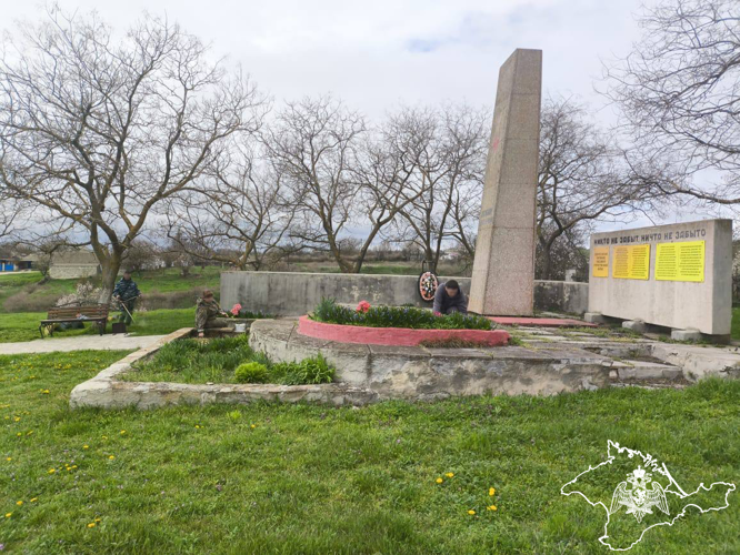В Крыму росгвардейцы привели в порядок памятный знак