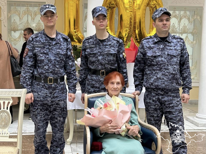 В Ялте военнослужащие Росгвардии поздравили ветерана Великой Отечественной войны с вековым юбилеем