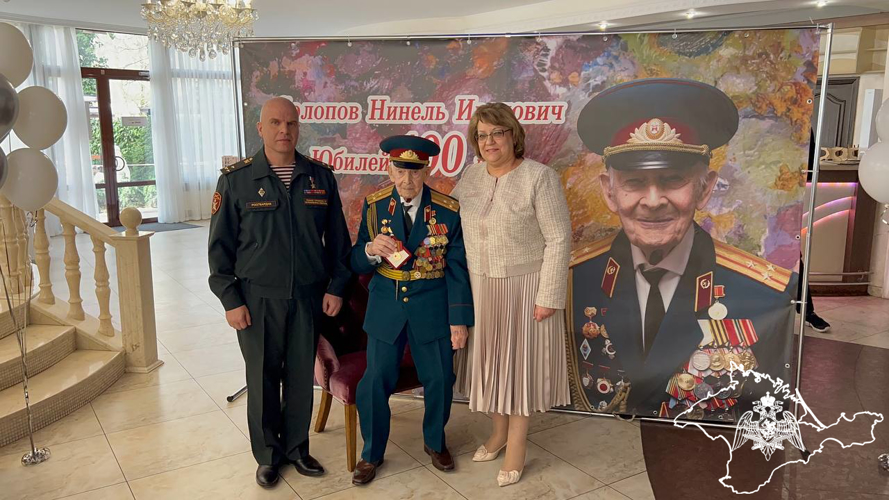 Ветерана Великой Отечественной войны со 100-летним юбилеем поздравили росгвардейцы в Симферополе