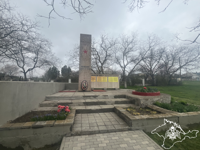 В Крыму росгвардейцы привели в порядок памятный знак