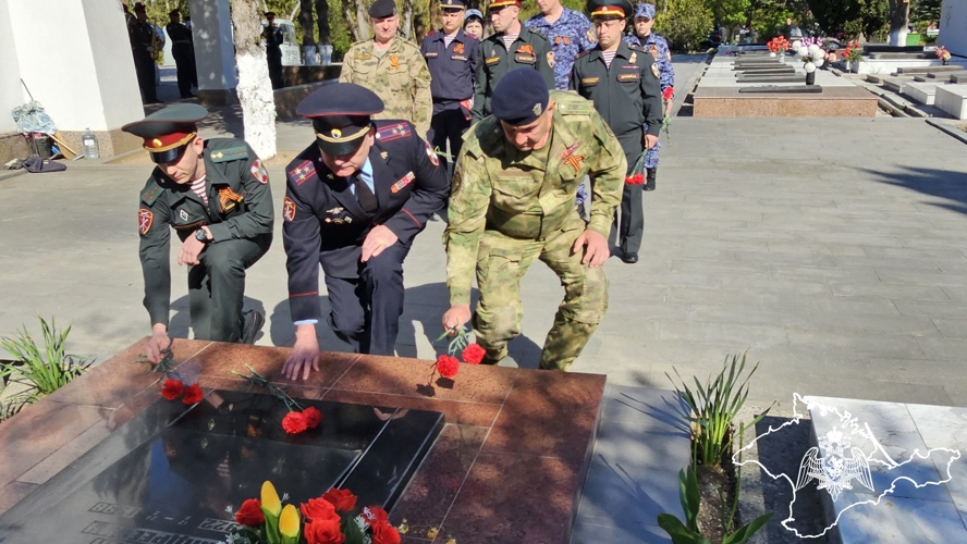 Цветы к могиле комбата Победы возложили представители Росгвардии в Севастополе