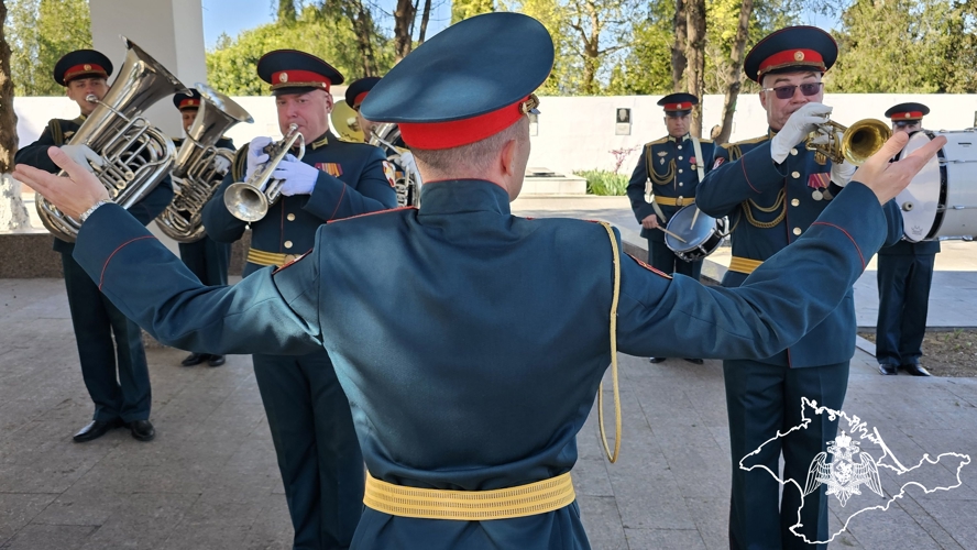 Цветы к могиле комбата Победы возложили представители Росгвардии в Севастополе