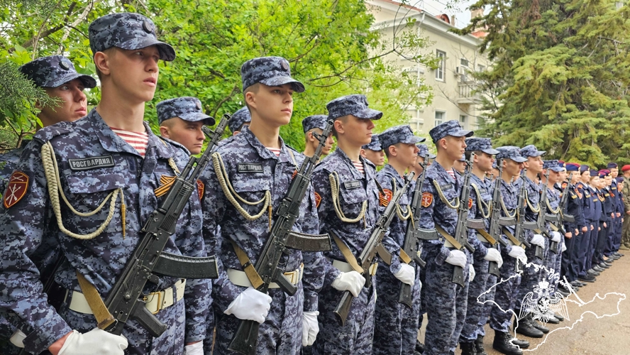 В Севастополе росгвардейцы провели акцию «Парад у дома ветерана»