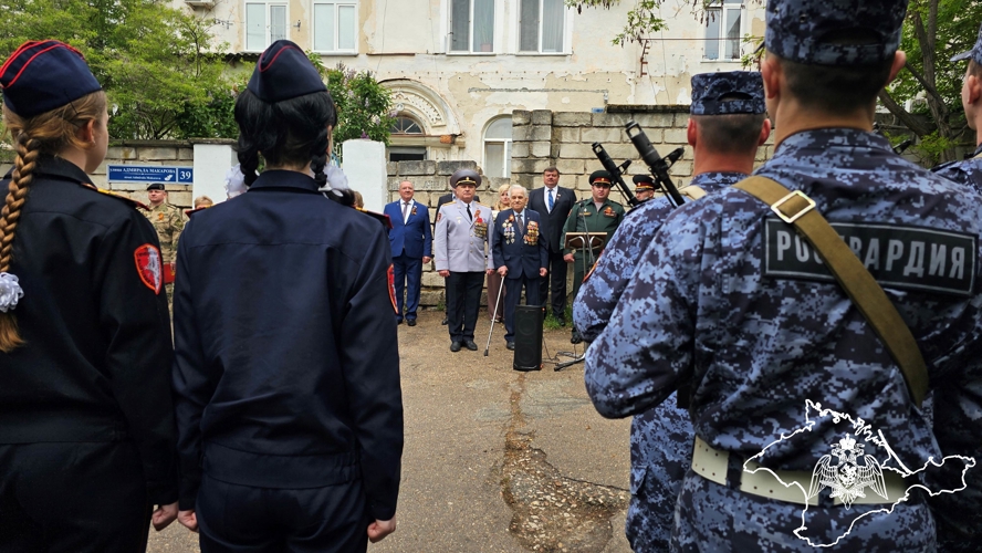 В Севастополе росгвардейцы провели акцию «Парад у дома ветерана»