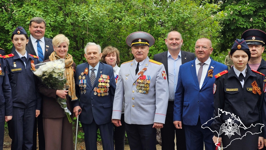 В Севастополе росгвардейцы провели акцию «Парад у дома ветерана»