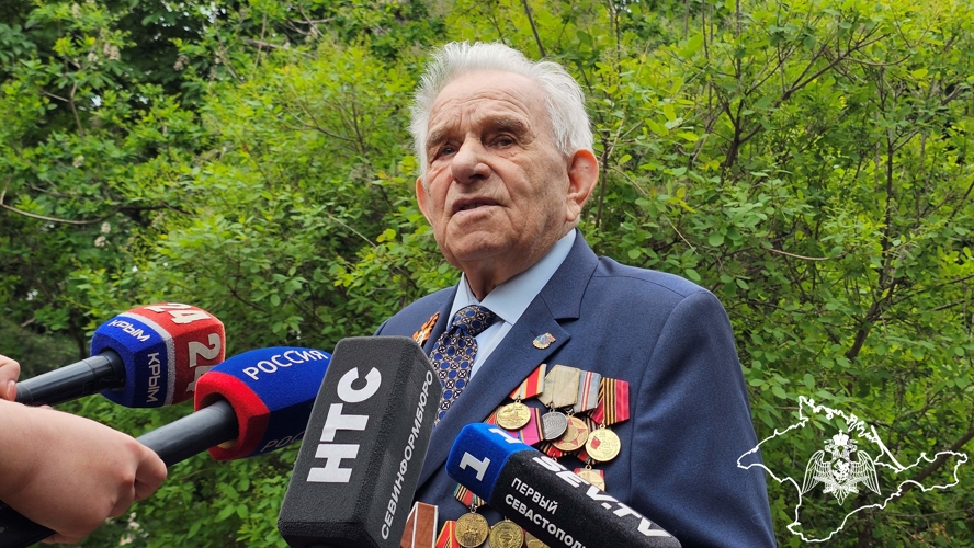 В Севастополе росгвардейцы провели акцию «Парад у дома ветерана»