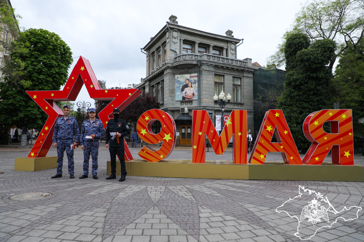 В Крыму росгвардейцы в преддверии Дня Победы провели акцию «Георгиевская лента»