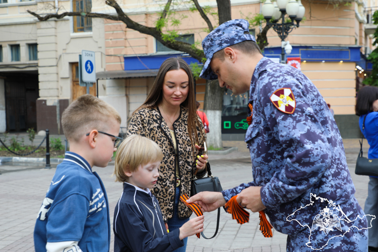 В Крыму росгвардейцы в преддверии Дня Победы провели акцию «Георгиевская лента»