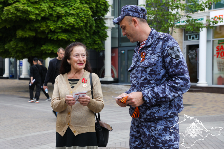 В Крыму росгвардейцы в преддверии Дня Победы провели акцию «Георгиевская лента»