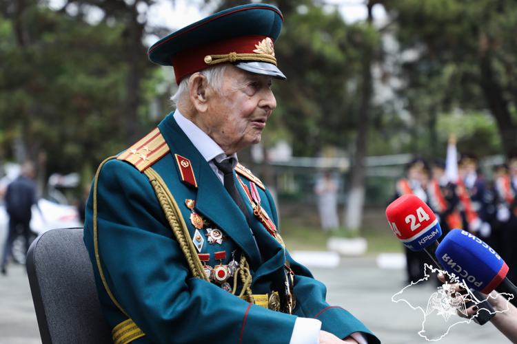 Парад для 100-летнего ветерана Великой Отечественной войны провели росгвардейцы в Крыму