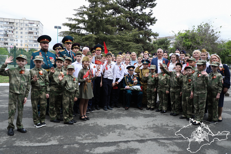 Парад для 100-летнего ветерана Великой Отечественной войны провели росгвардейцы в Крыму