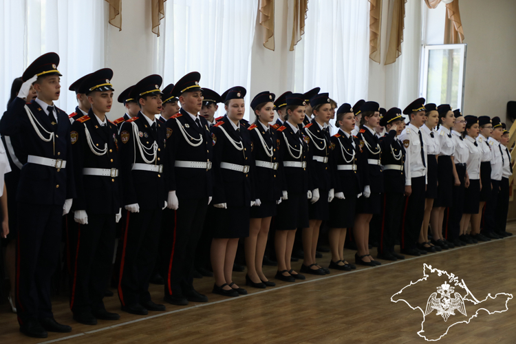 В Симферополе росгвардейцы поздравили профильные классы с окончанием учебного года
