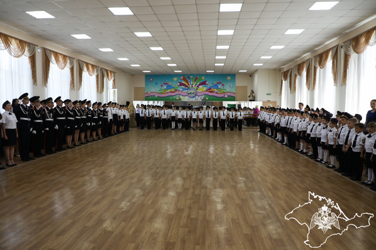 В Симферополе росгвардейцы поздравили профильные классы с окончанием учебного года
