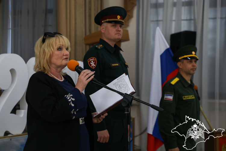 В Симферополе росгвардейцы поздравили профильные классы с окончанием учебного года