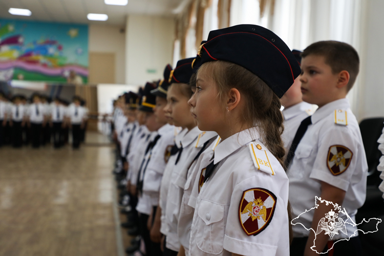 В Симферополе росгвардейцы поздравили профильные классы с окончанием учебного года