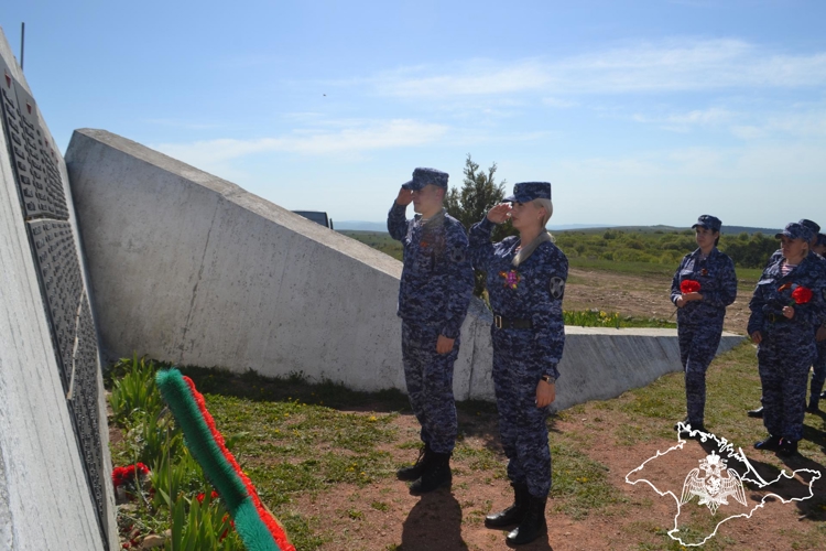 Росгвардейцы в Крыму почтили память партизан, героически сражавшихся во время Великой Отечественной войны
