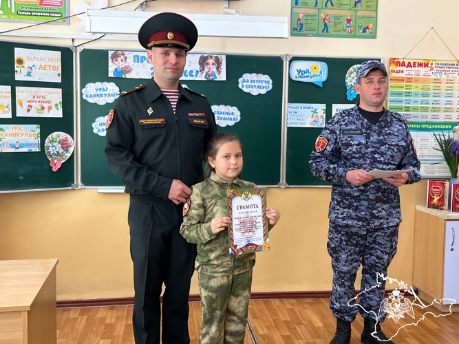 В Симферополе военнослужащие Росгвардии поздравили подшефных с окончанием учебного года 