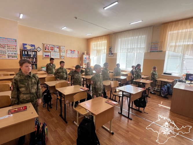 В Симферополе военнослужащие Росгвардии поздравили подшефных с окончанием учебного года