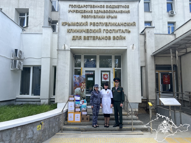Росгвардейцы Крыма передали гуманитарную помощь для находящихся на лечении в госпитале