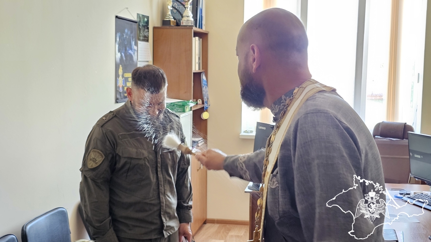 Православный священнослужитель встретился с росгвардейцами в Севастополе