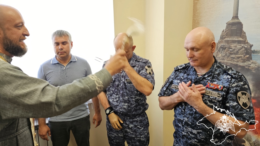 Православный священнослужитель встретился с росгвардейцами в Севастополе