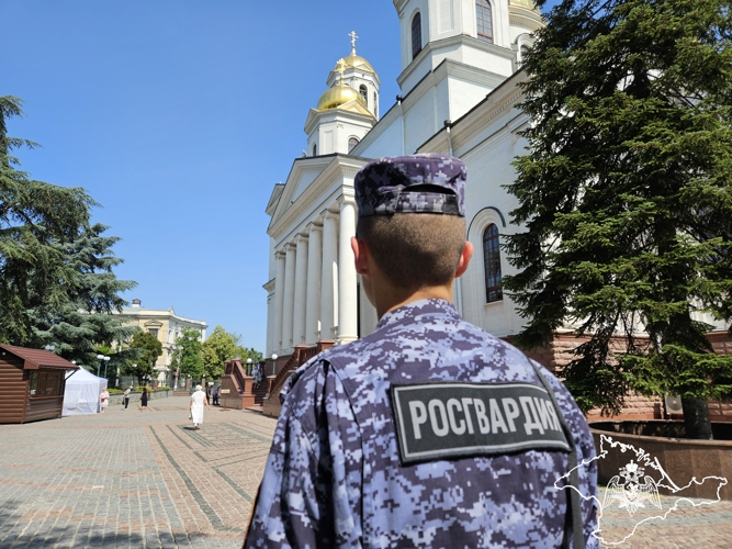 В Крыму и Севастополе Росгвардия обеспечили охрану общественного порядка во время празднования Троицы