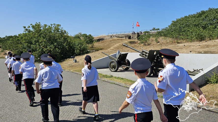 В рамках акции «Каникулы с Росгвардией» подшефные ученики ведомства посетили мемориальный комплекс Севастополя