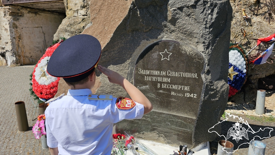 В рамках акции «Каникулы с Росгвардией» подшефные ученики ведомства посетили мемориальный комплекс Севастополя