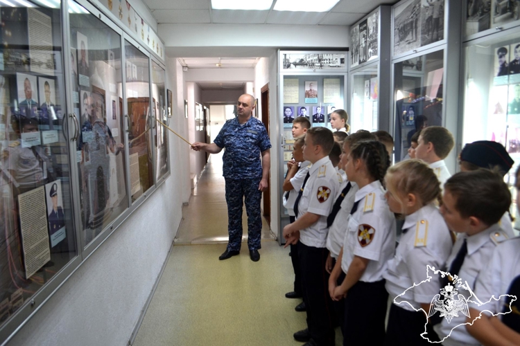 Сотрудники крымской вневедомственной охраны поддержали акцию «Каникулы с Росгвардией»