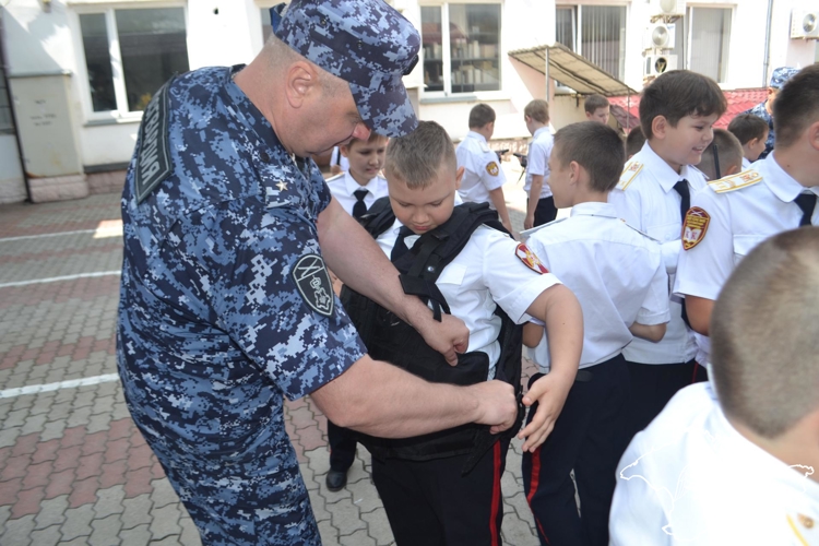 Сотрудники крымской вневедомственной охраны поддержали акцию «Каникулы с Росгвардией»